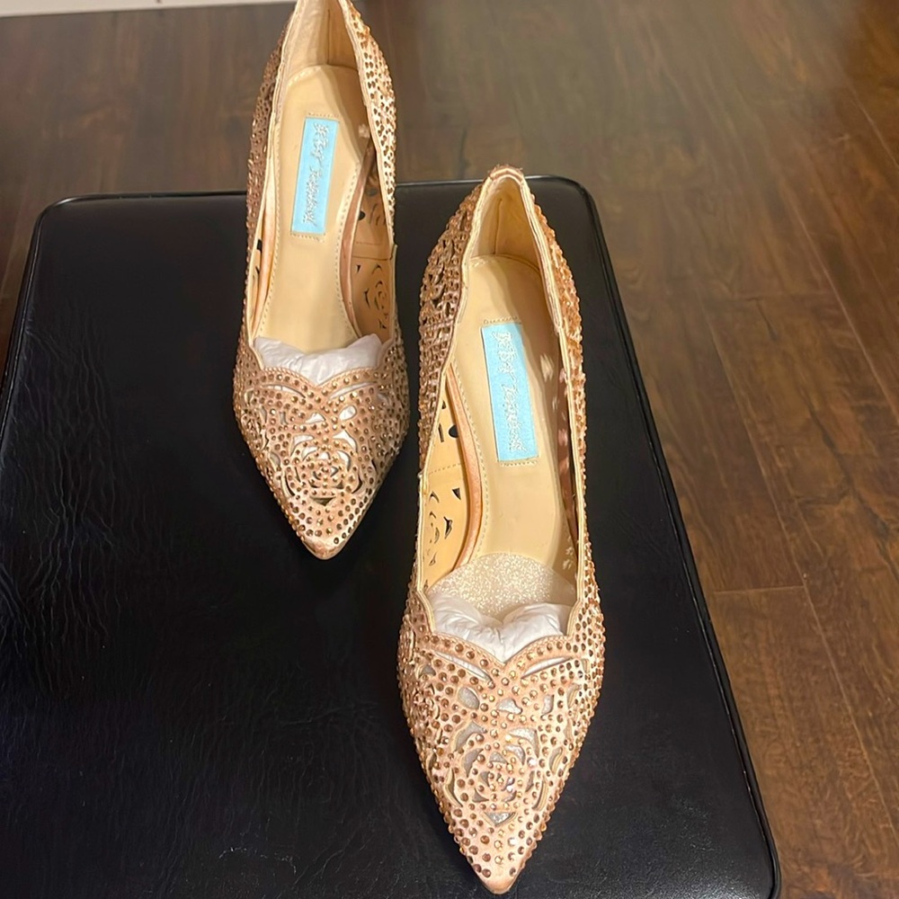 Betsy Johnson Elsa Blush Satin size 6.5W